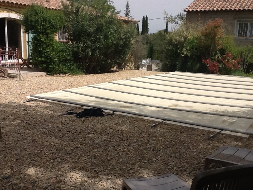 Jardin le haut et la piscine bâchée