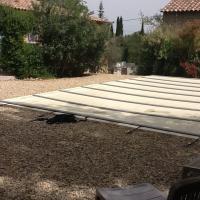 Jardin le haut et la piscine bâchée