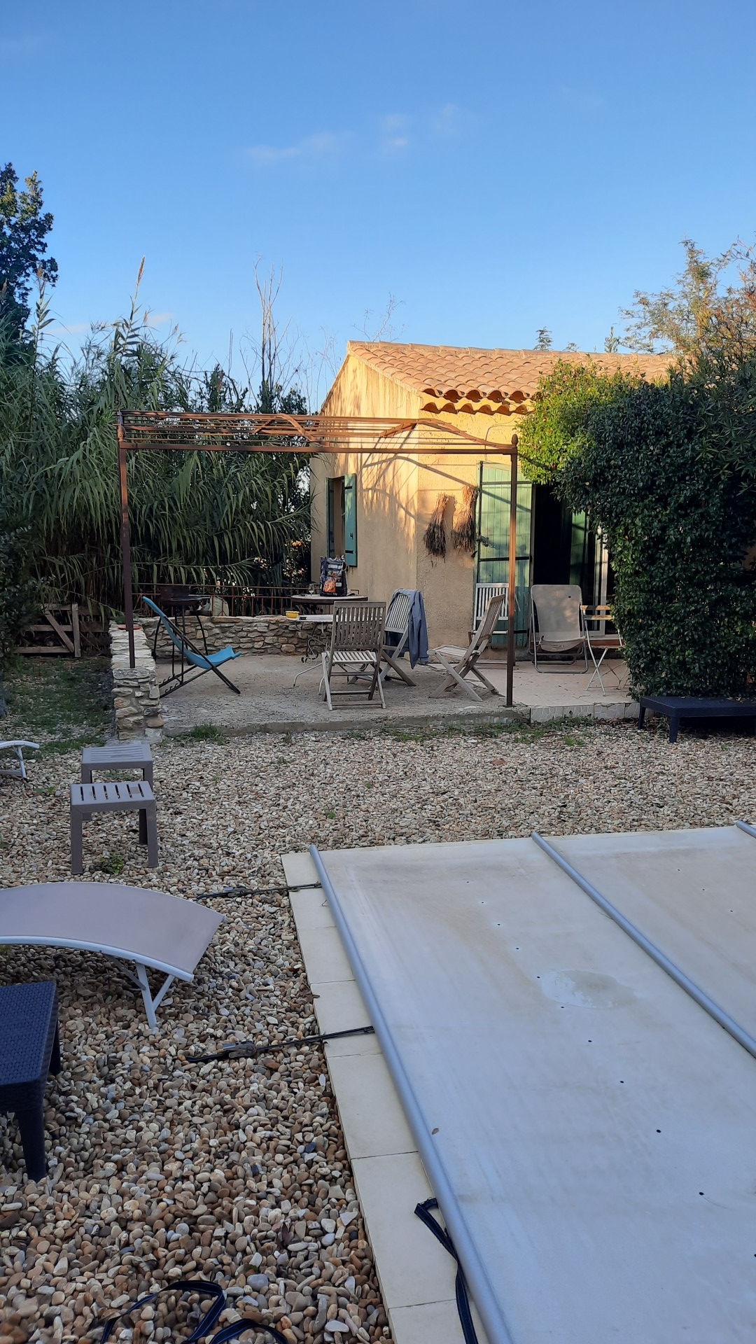 Pergolas et muret en pierres