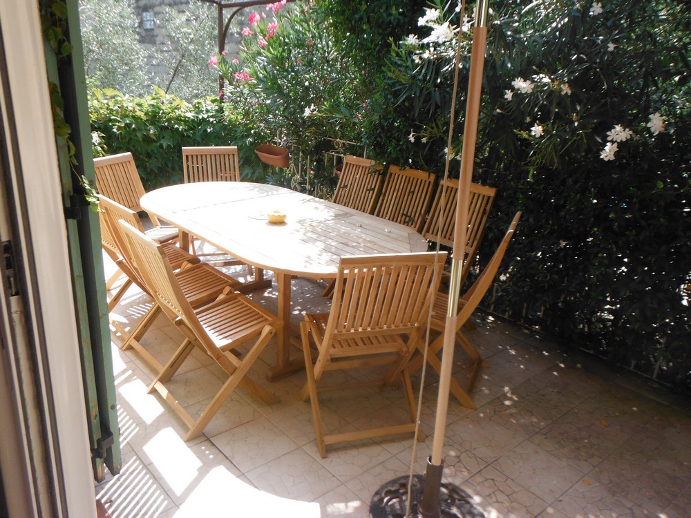 Terrasse ombragée avec table pour 10 personnes