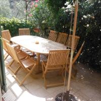 Terrasse ombragée avec table pour 10 personnes
